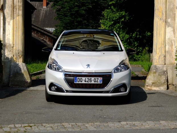 Átrajzolt, szélesebb hatást keltő lökhárító, vastagabb krómkerettel övezett hűtőrács, több komolyság, több elegancia, ezt az üzenetet küldi felénk a megújult 208