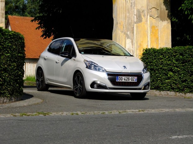 Itthon a belépő modell 3 millió forint környékén indul, a legdrágább a 120 lóerős dízel lesz, közel 5 millió, nem számítva a csúcsot jelentő GTi kivitelt.