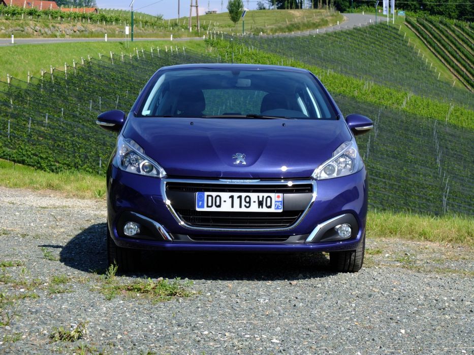 Az új Peugeot 208 beéri 3 literrel százon 11