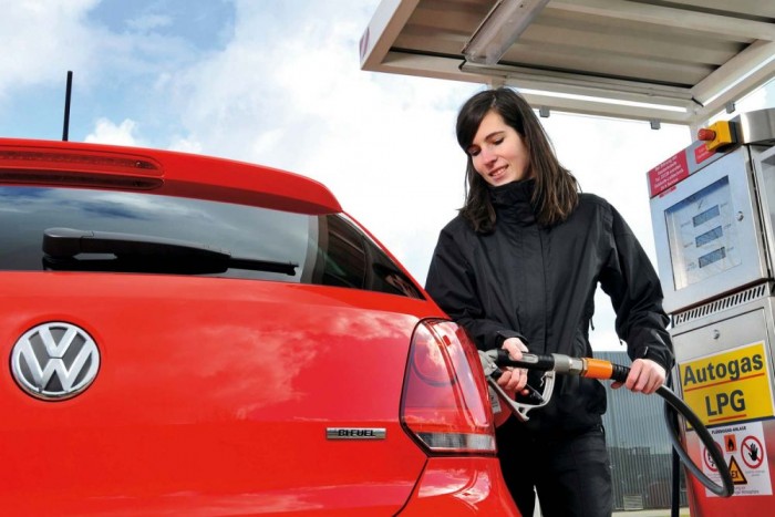 Használt autó: mit a legolcsóbb tankolni? 11 | Vezess Tankolni nem kerül sokba, de a gáztartály használhatósága limitált. Az LPG tartályát 10+5 év után kell cserélni, a CNG-é 20 évig használható, de több vele a kiadás is a háromévente esedékes nyomáspróba miatt, amit palackonként kell fizetni