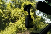 Így néz ki a Garmin Dash Cam 20 a szélvédőn. Kivenni csak a tapadókorong oldásával lehet, az összepattintott gömbcsukló tartósan biztos nem bírná a szétszedegetést