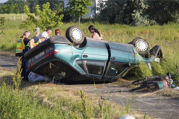 Kerékpárosok mentették a felborult autóst 4