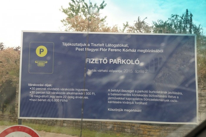Az is érdekes, hogy a napi parkolójegy este 10-ig él. A jobb alsó szegmensben elfelejtették odaírni, hogy mi lesz a többi pár tíz millióval, évente