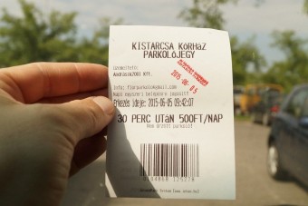 Politikus cége szedi a pénzt az állami kórház előtt