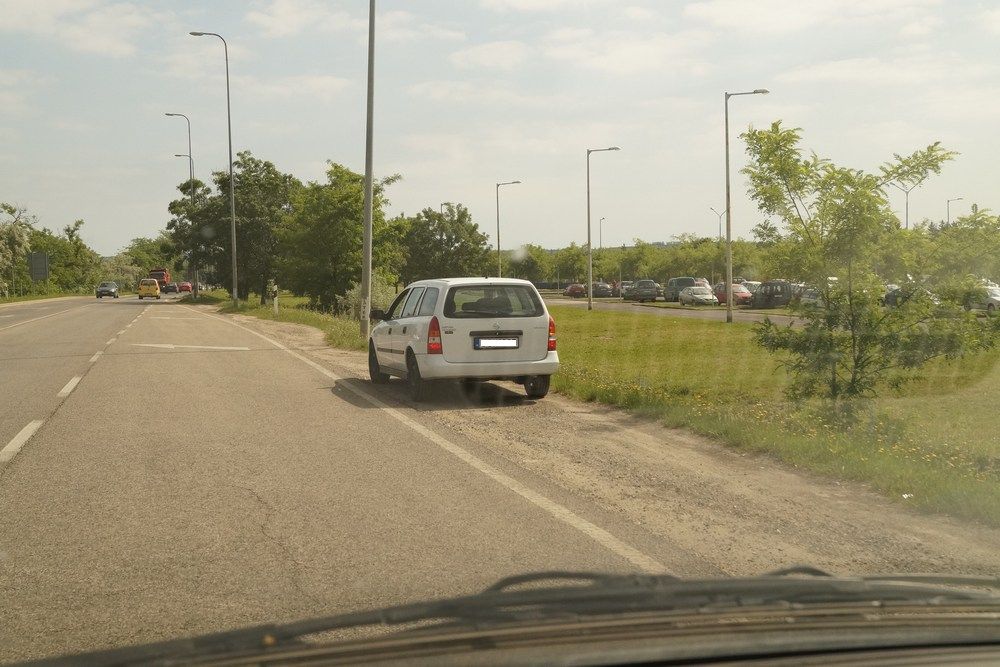 Aki elég bátor, a 3-as út mellett a padkán is megállhat, bár nem igazán európai dolog az árkon át elindulni a beteg rokonnal vagy saját vakbélgyanúnkkal a kórház felé