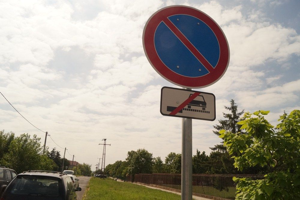 Szép új tábla, nehogy ide parkoljanak, aki másra költenék a napi ötszázast