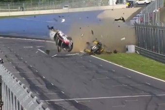 Ezer darabra tört két versenyautó az utolsó körben