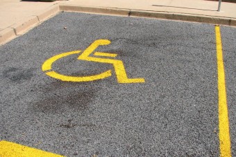 Halott anyja rokkantkártyájával parkolt az orvos