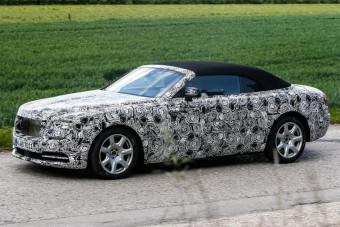 Már az utcán gurul a Rolls-Royce kis kabriója