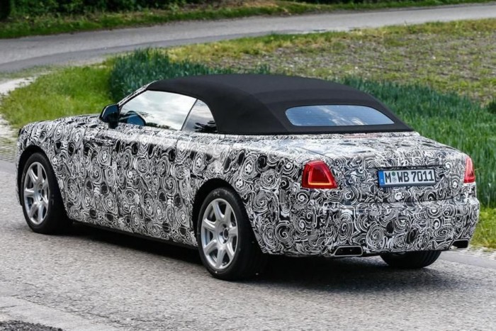 Már az utcán gurul a Rolls-Royce kis kabriója 6