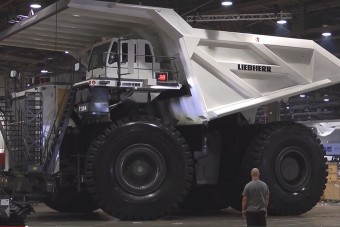 Így indul első útjára a világ egyik legnagyobb dömpere