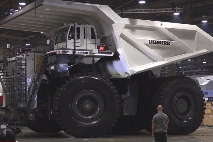 Így indul első útjára a világ egyik legnagyobb dömpere