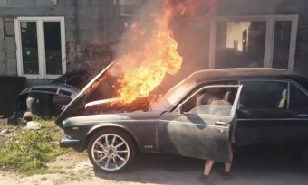 A ház udvarán gyulladt be a V12-es