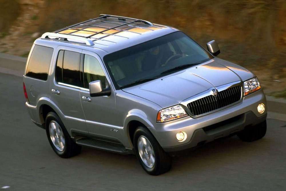 Lincoln Aviator (2003-2005): 4910 x 1877 x 1826 mm; 2888 mm tengelytáv, 