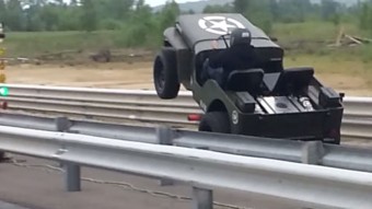 Hátsó kerékre állva tombol a legveszettebb Jeep