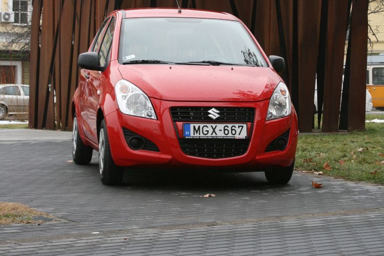 3. Suzuki Splash 1,0 GC AC - 2 253 000 Ft. A listában szereplő első autó, amit légkondicionálóval kapunk meg. Tesztünkből kiderül, hogy szerepkörének, az olcsó, takarékos városi kisautónak még alapfelszereltséggel, egyliteres motorral is megfelel a Splash.