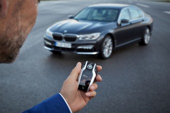 Kulcskattintással parkol az új BMW