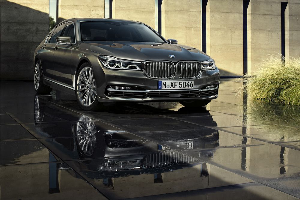 Kulcskattintással parkol az új BMW 71