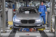 Kulcskattintással parkol az új BMW 222