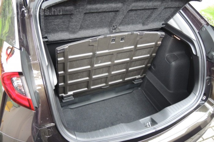 Duplafedelű a csomagtér, de síkba nem tudjuk rendezni, a pakolást nehezítő perem mindig megmarad. Cserébe a méret hatalmas 477 liter.
