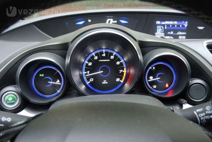 Még mindig kékben pompázik a műszerfal, a szemünk szempontjából jobb lenne a narancs, fehér, vagy akár a vörös árnyalat.