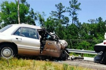 Saját családját találta a roncsban a tűzoltó