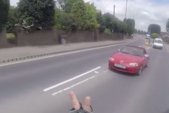 Középső ujjat mutatott a bringás, nagyon ráfázott