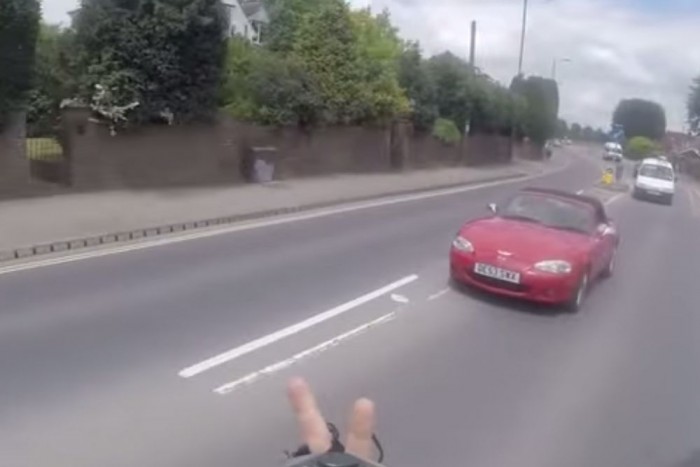 Középső ujjat mutatott a bringás, nagyon ráfázott