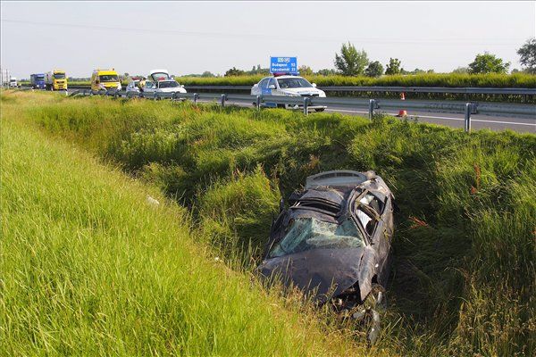 Fotók az M5-ösön történt szörnyű balesetről 1