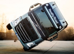 Két kerékre vágtak egy Volvo nyergesvontatót