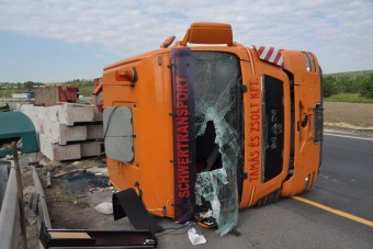 Felborult egy kamion az M7-esen