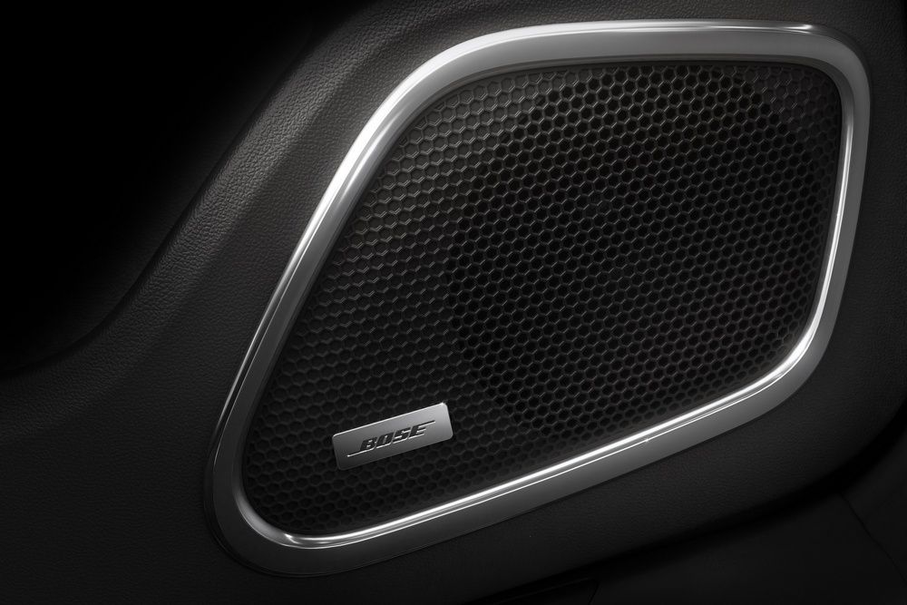 A Bose hifi remekül szól, az alapkivitelű audiorendszer sokkal fahangúbb