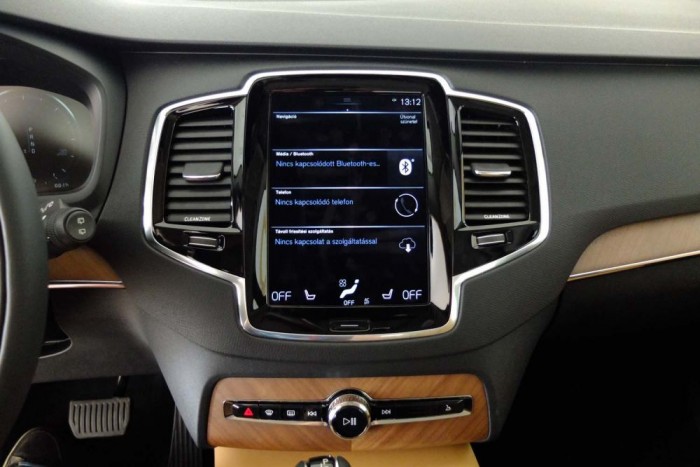 Ez kell az okostelefonnal összenőtt társadalomnak. A 9 colos kijelző profi, gyors, könnyen kezelhető, és tényleg annyira érzékeny, mint a zsebünkben lapuló mobil.