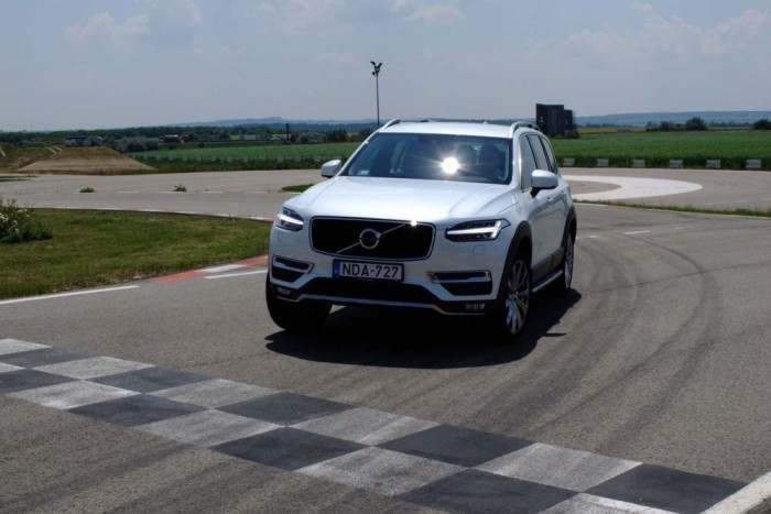 15 millióért mérik a legnagyobb Volvót 12