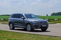 Tiszteletet parancsoló jelenség a Volvo XC90. Erőteljes vonásai mellett a nappali menetfény kalapácsot formázó LED fényszórói miatt lesz emlékezetes.