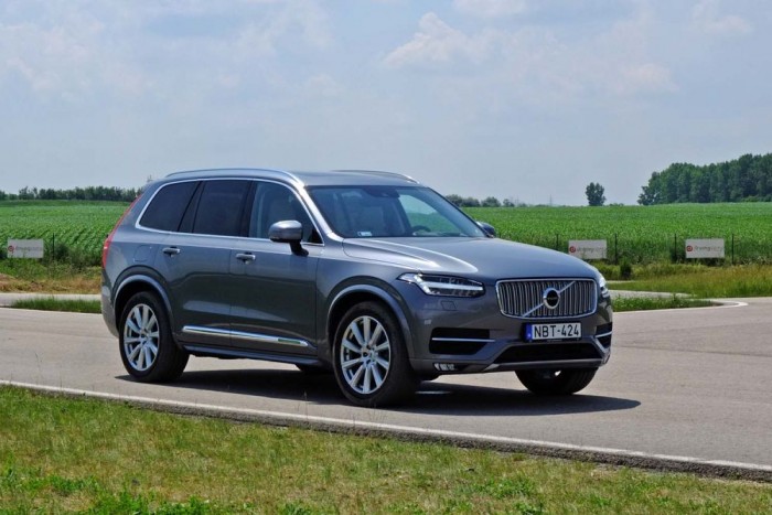 Tiszteletet parancsoló jelenség a Volvo XC90. Erőteljes vonásai mellett a nappali menetfény kalapácsot formázó LED fényszórói miatt lesz emlékezetes.
