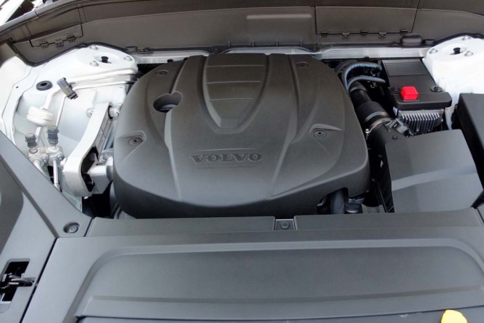 Ha már egyet láttad, mindet láttad. A Volvo motortere csak ilyen unalmas fekete dobozt rejt, függetlenül a lóerőktől. Nincs már V8-as hörgés, sorötös zakatolás, minden motor kétliteres, négyhengeres. 