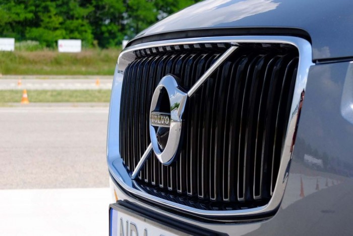 A hűtőrács felszereltségi szint szerint változik. 