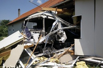 Családi ház kertjében rombolt egy kamion