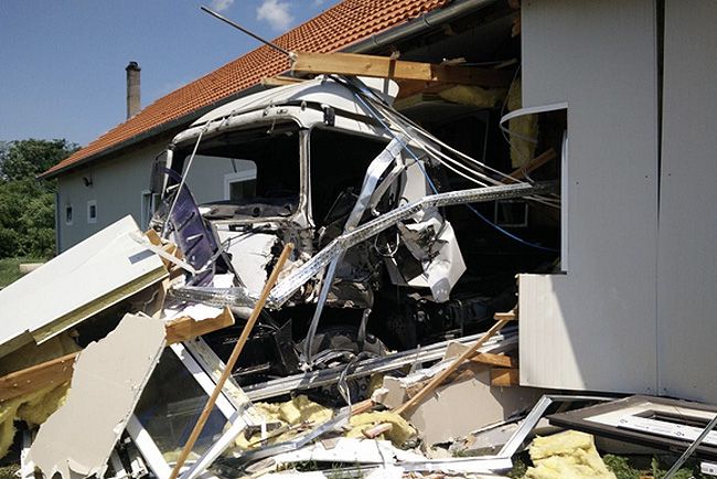 Családi ház kertjében rombolt egy kamion