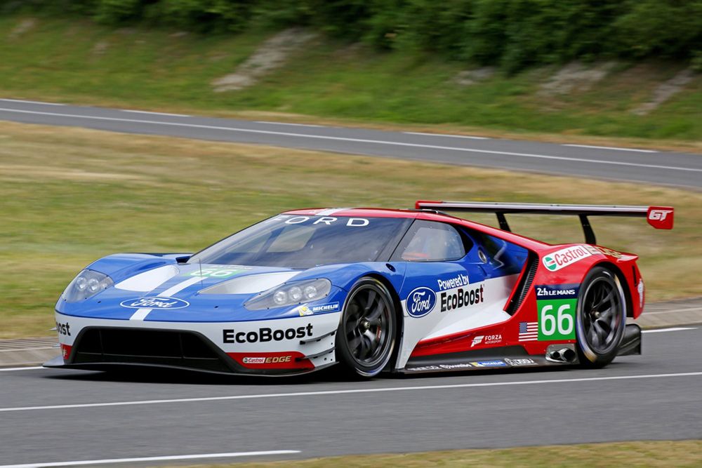 A Ford visszatér a világ egyik legnagyobb presztízsű versenysorozatába. Az új Ford GT versenyváltozatát az idei Le Mans-i 24 óráson mutatták be.