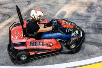 Csak gokartozni akartunk, szexi csajokkal és gazdasági miniszterrel nem számoltunk