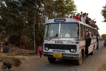 Nagyfeszültségű vezeték zuhant az esküvői menetre, 17 halott