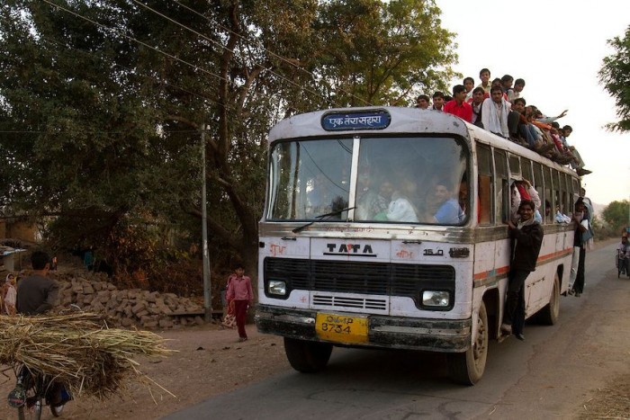 Nagyfeszültségű vezeték zuhant az esküvői menetre, 17 halott