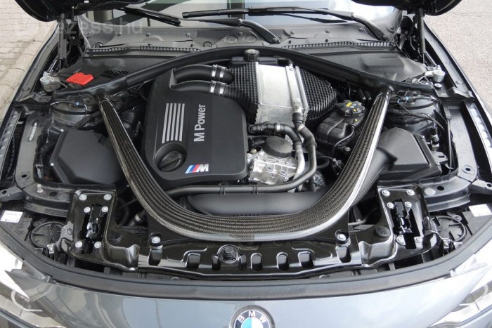 Családi versenyautó 10 | Vezess A karbon toronymerevítő nemcsak látványos, de könnyebb, mintha acélból lenne