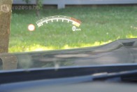 Ha úgy akarjuk, a head up display nem a sebességet, a navigáció intelmeit hangsúlyozza, hanem a fordulatszámot. Így versenypályán egy pillanatra sem kell levennünk a szemünket az útról