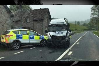 Rendőrautók karamboloztak egy kihalt úton
