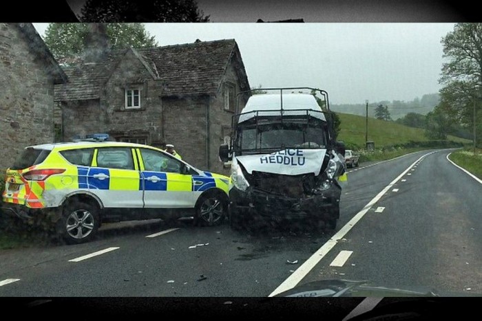 Rendőrautók karamboloztak egy kihalt úton