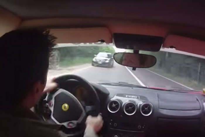 Így lehet majdnem meghalni egy Ferrariban
