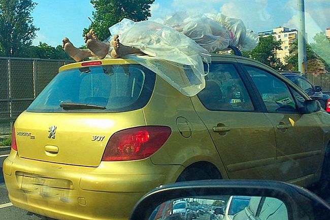 A nap képe – valószínűleg műanyag bábukat vittek egy kocsi tetején